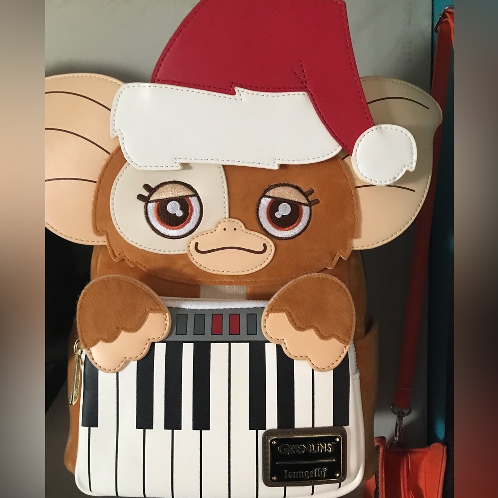 NWT gizmo with wallet